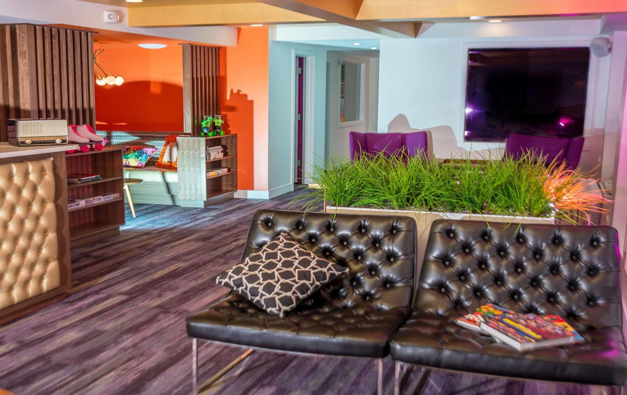 Hotel Zed Kelowna Exterior photo