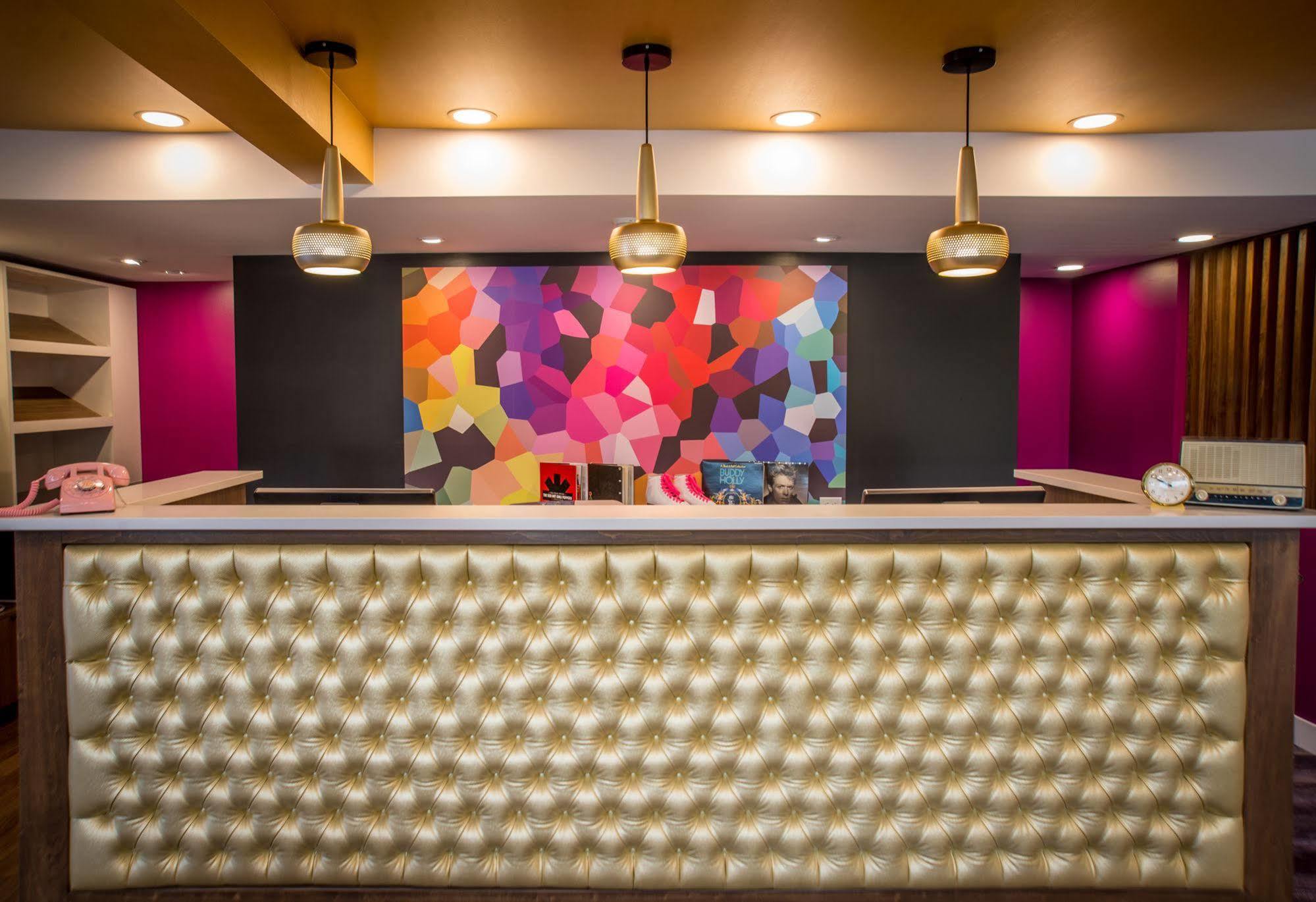 Hotel Zed Kelowna Exterior photo